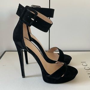 Heeled sandal size 7.5
